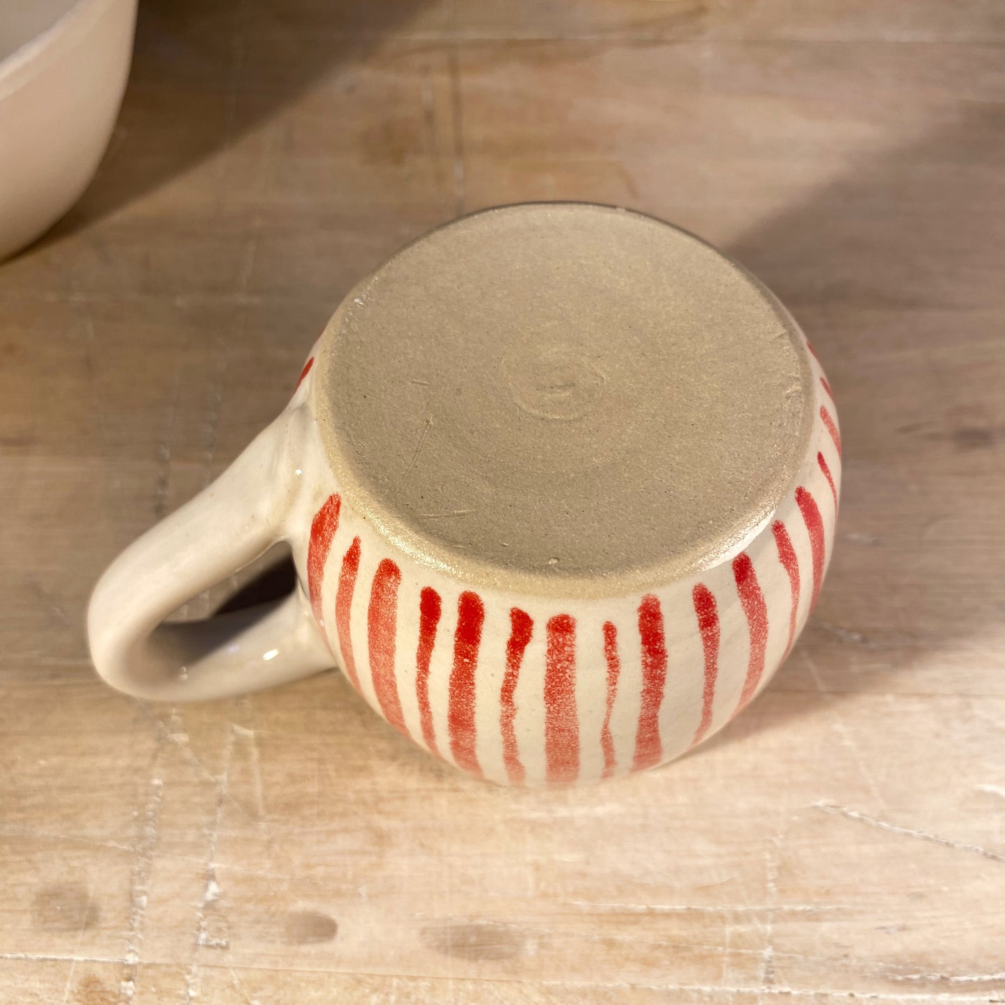 Steinzeugtasse mit Streifen
