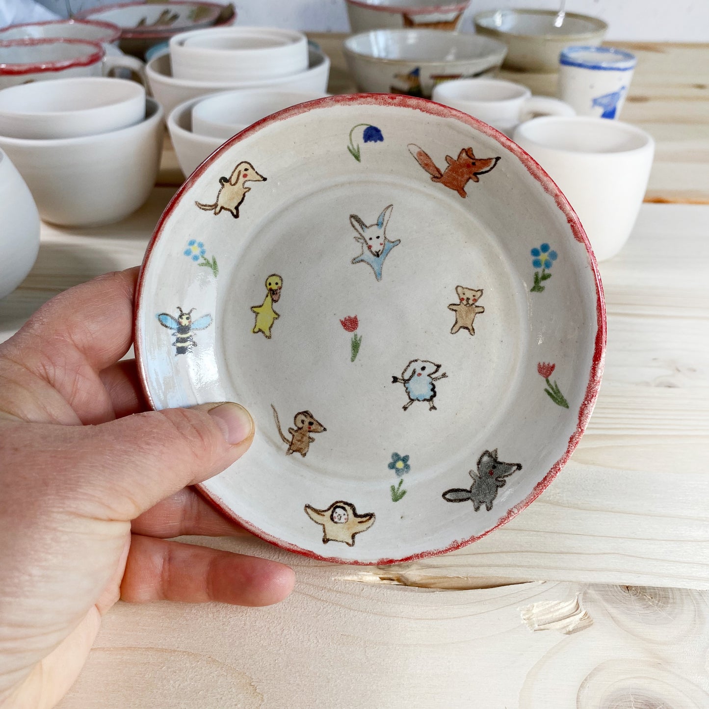 kleiner Teller mit Tierchen und Blumen