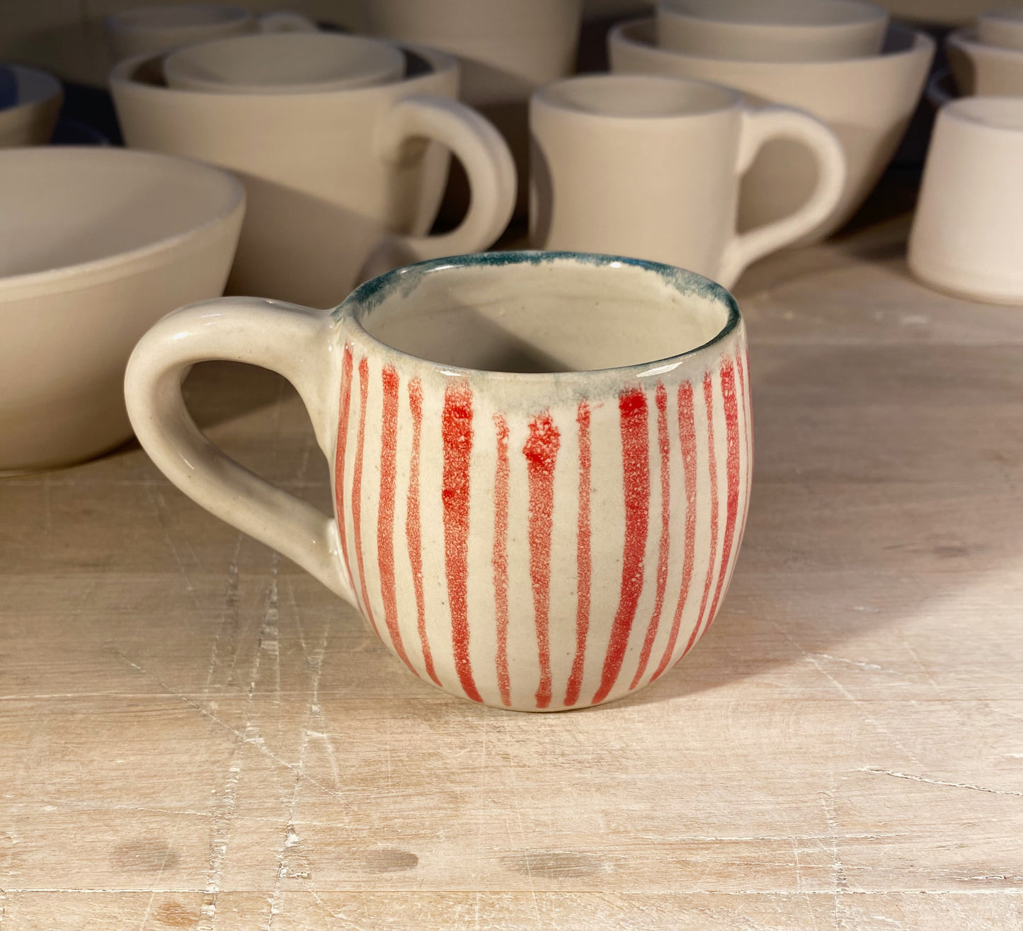 Steinzeugtasse mit Streifen