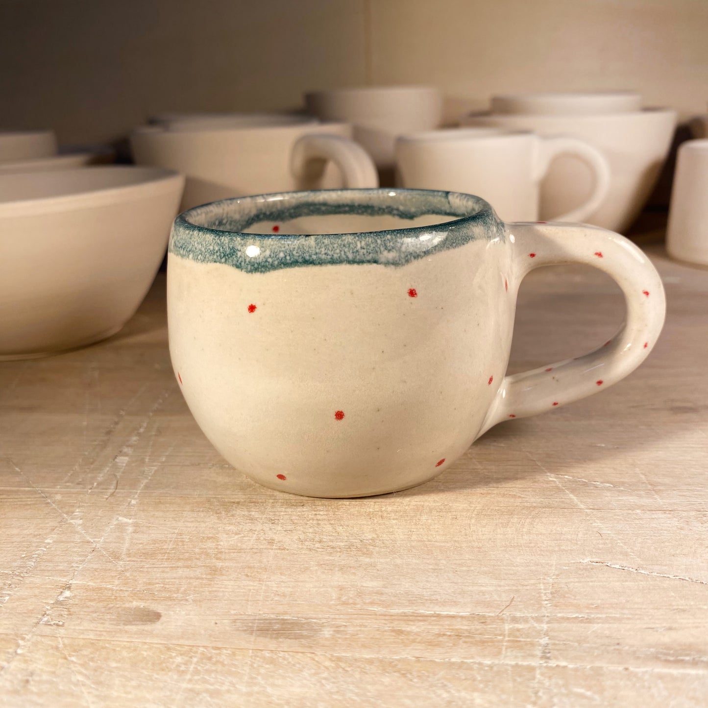 Tasse mit kleinen Punkten