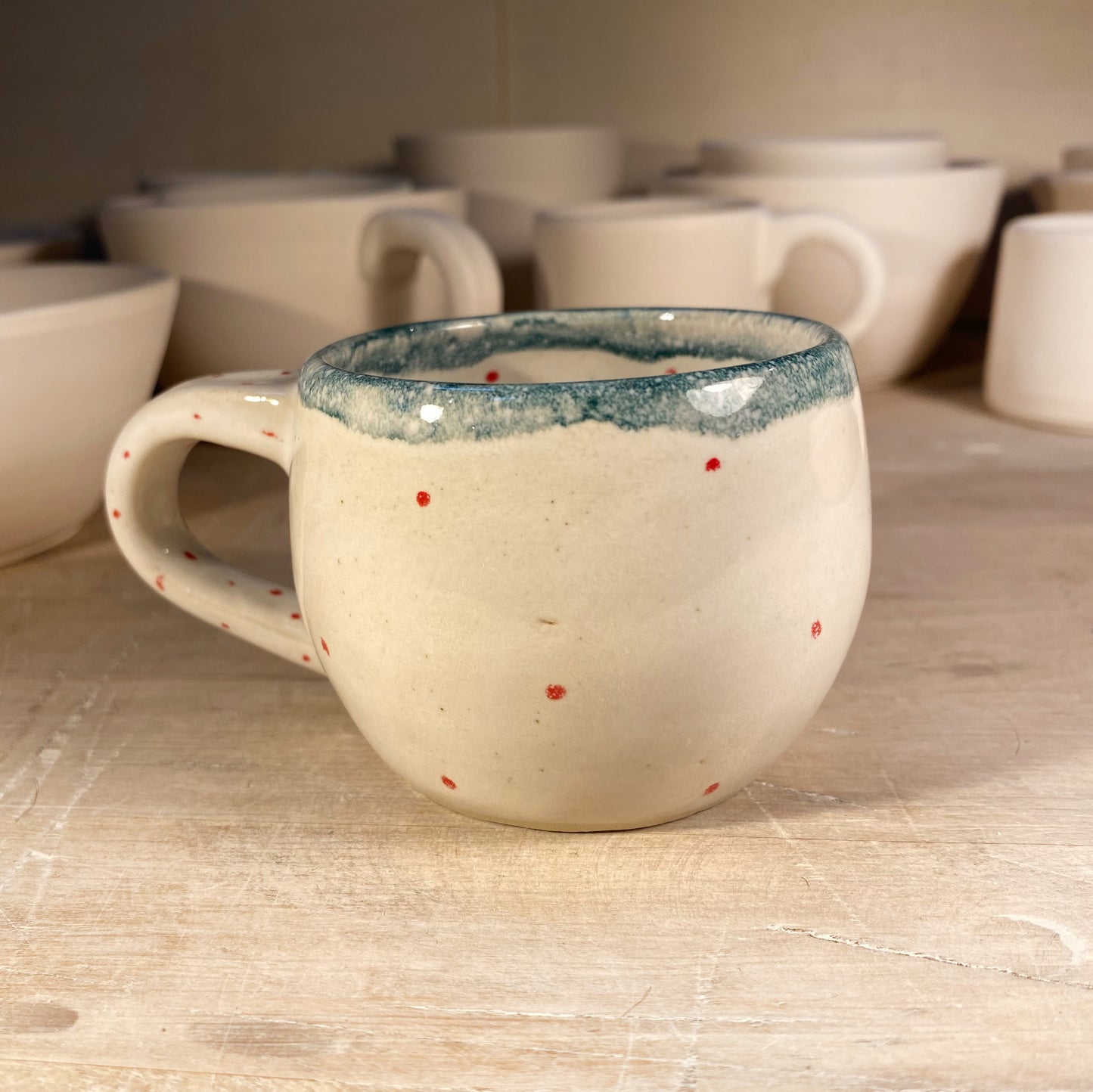 Tasse mit kleinen Punkten