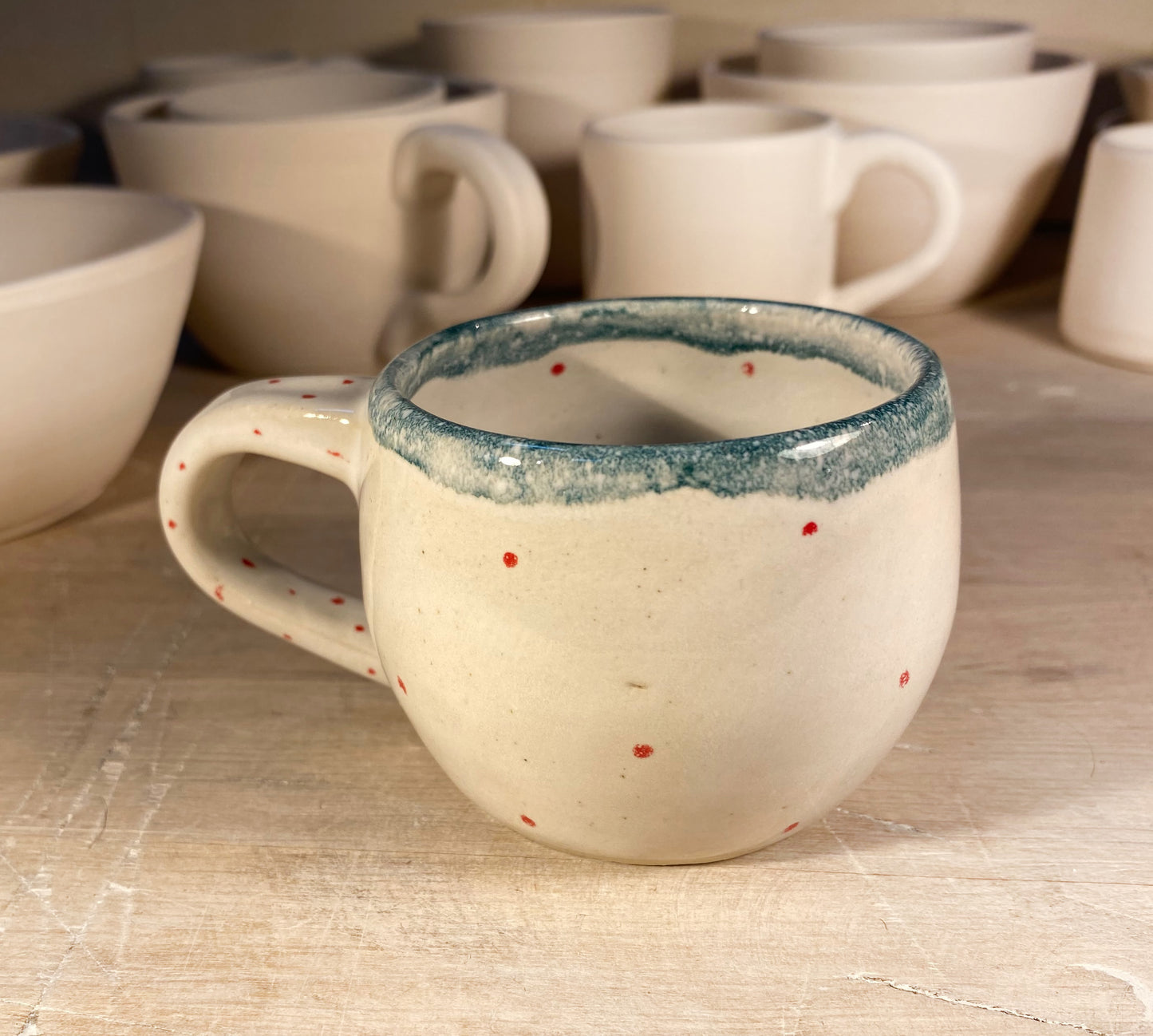 Tasse mit kleinen Punkten