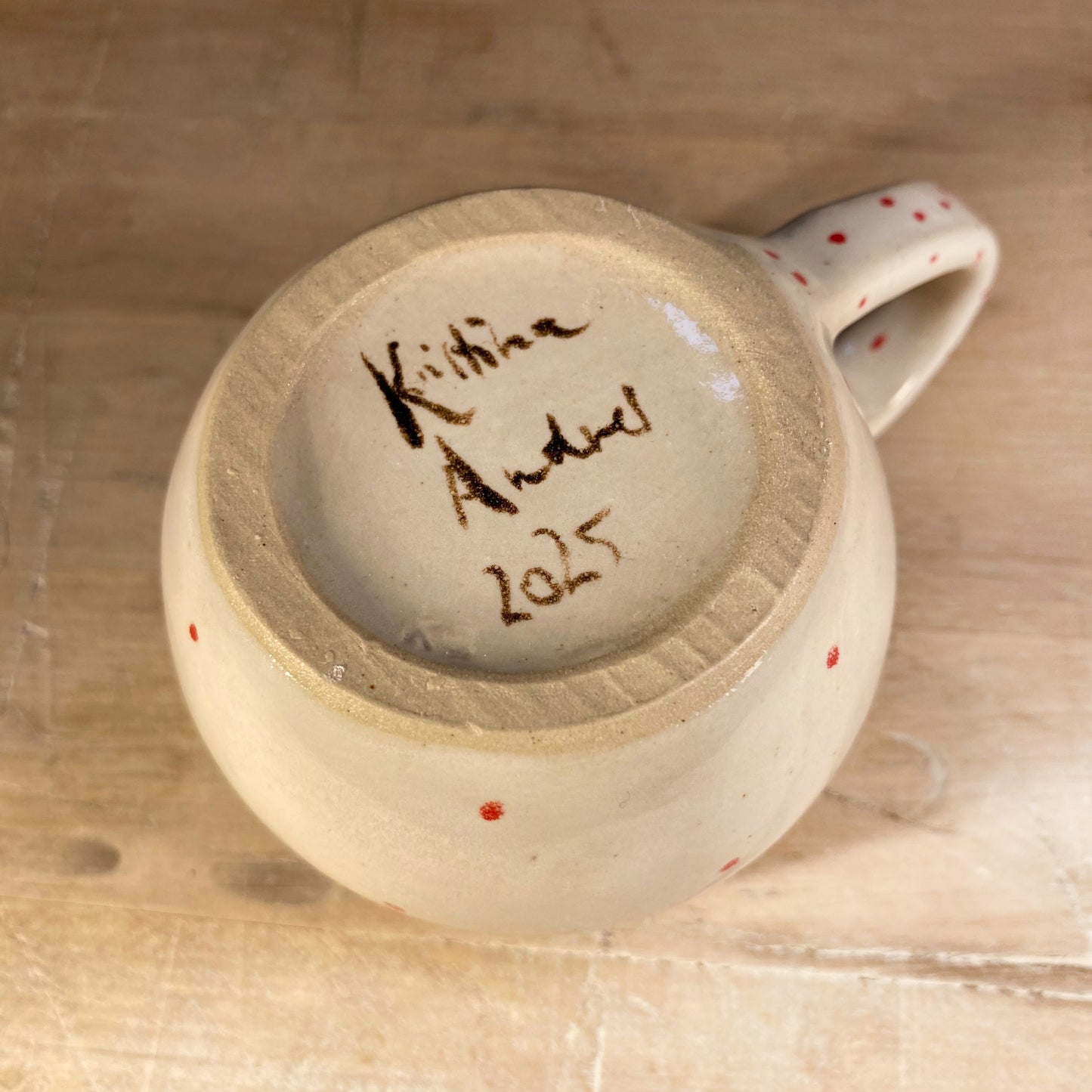 Tasse mit kleinen Punkten