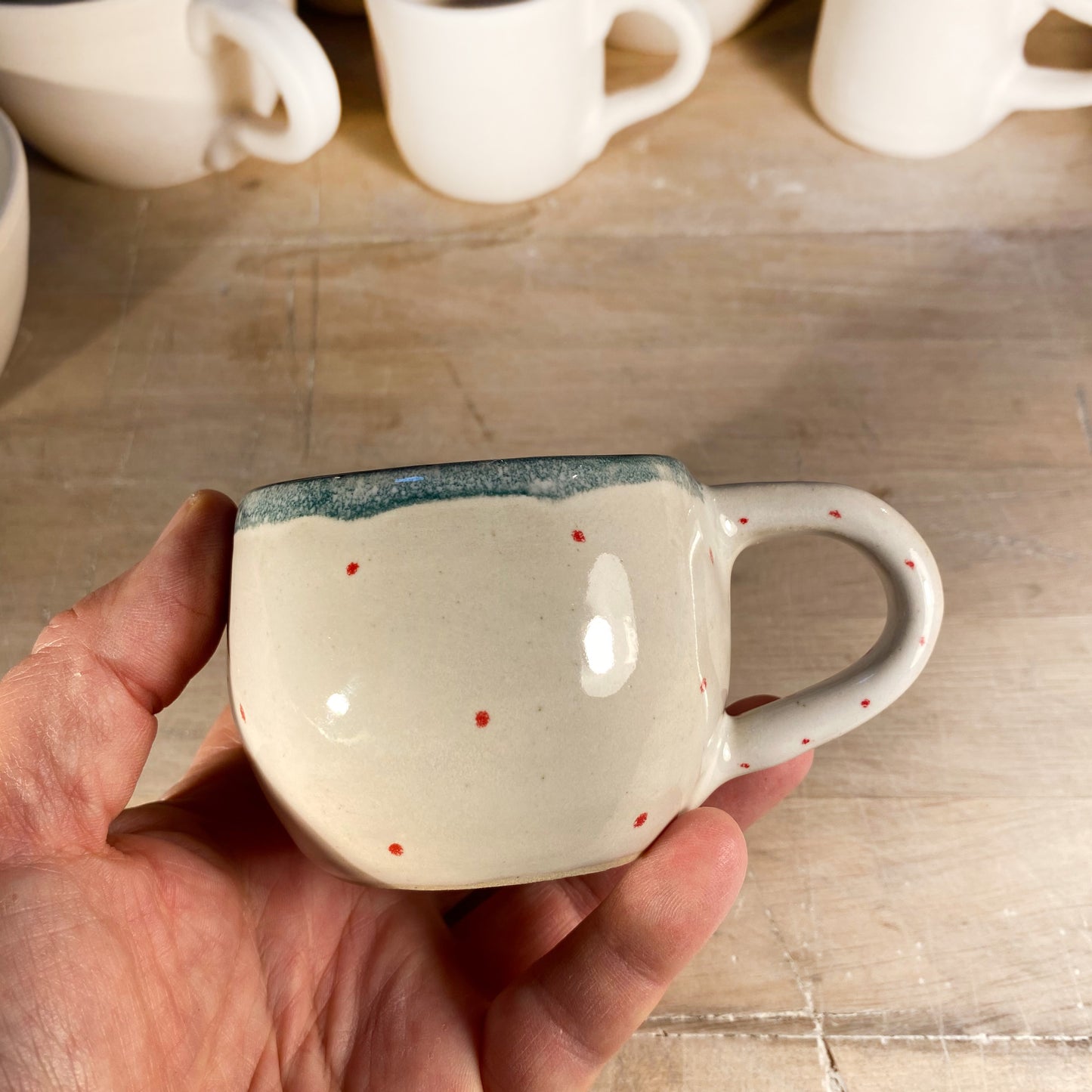Tasse mit kleinen Punkten