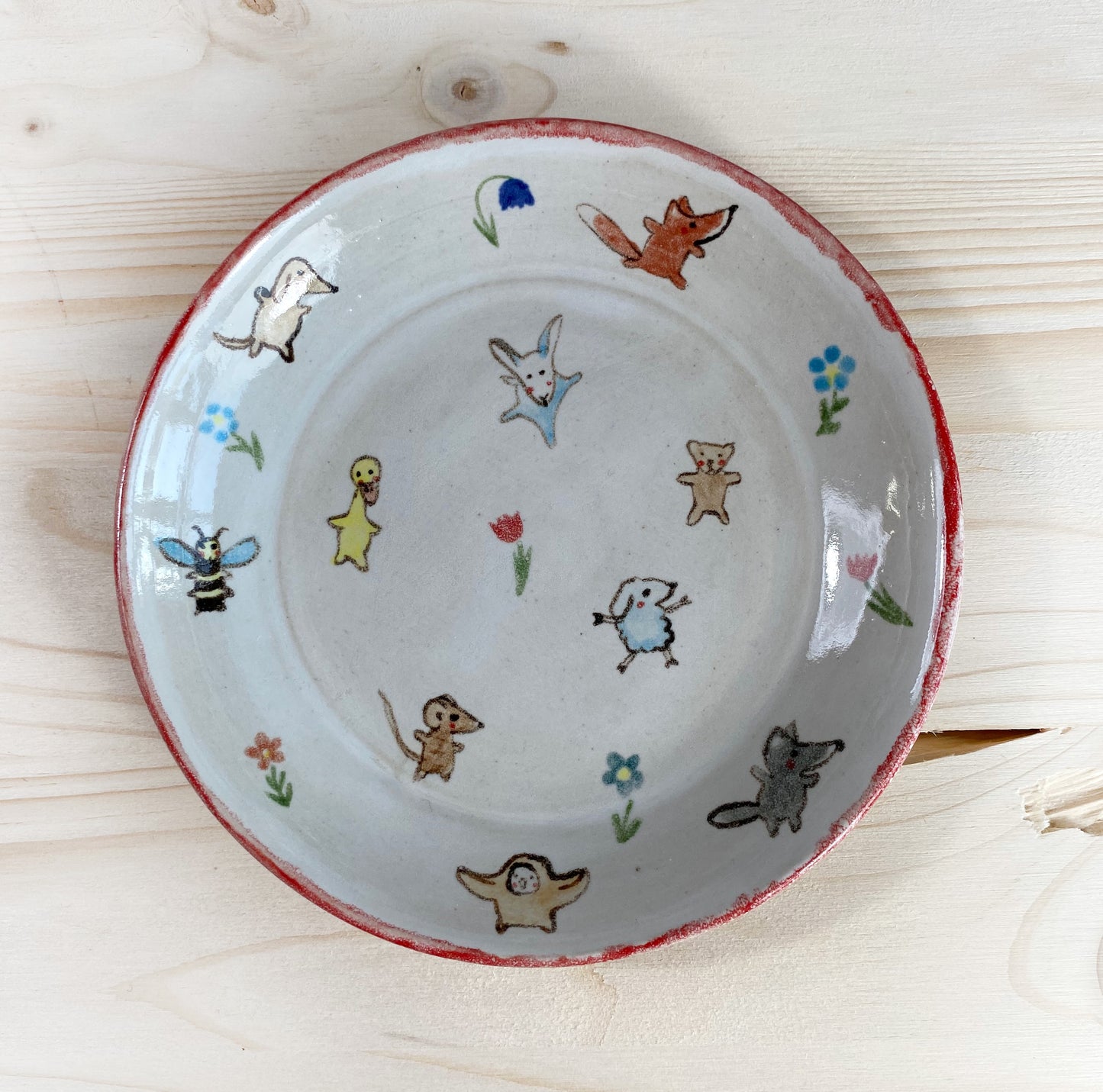 kleiner Teller mit Tierchen und Blumen