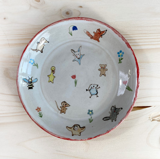kleiner Teller mit Tierchen und Blumen