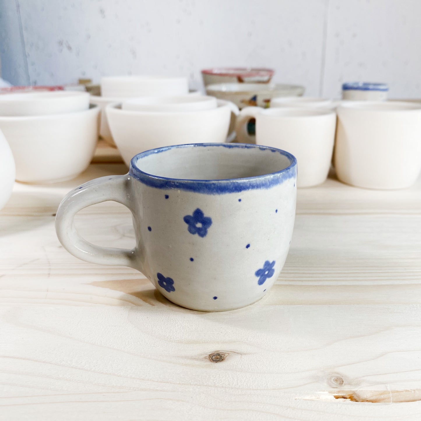Tasse mit blauen Blüten