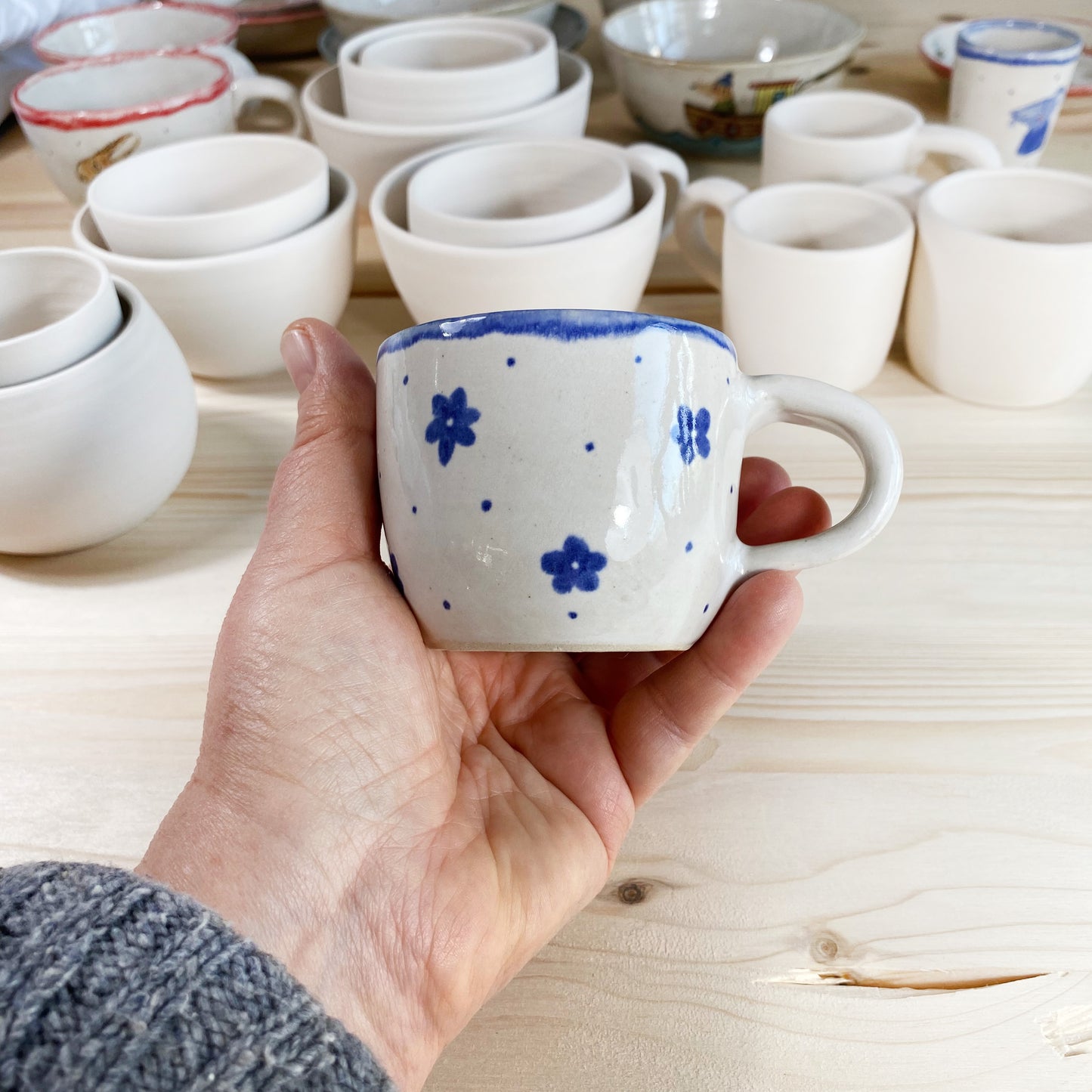Tasse mit blauen Blüten