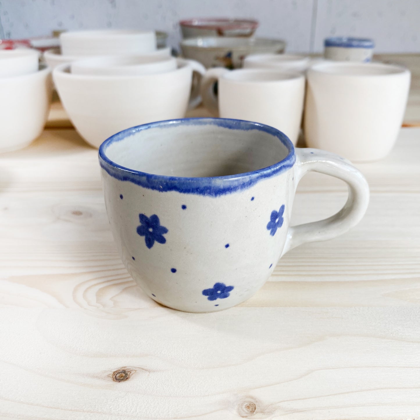 Tasse mit blauen Blüten