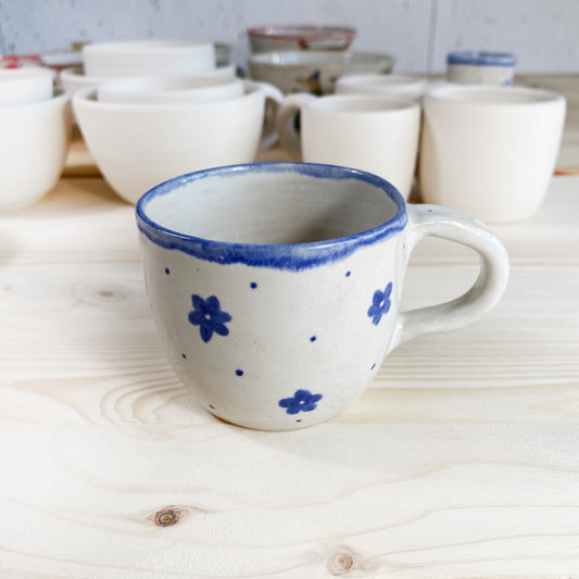 Tasse mit blauen Blüten