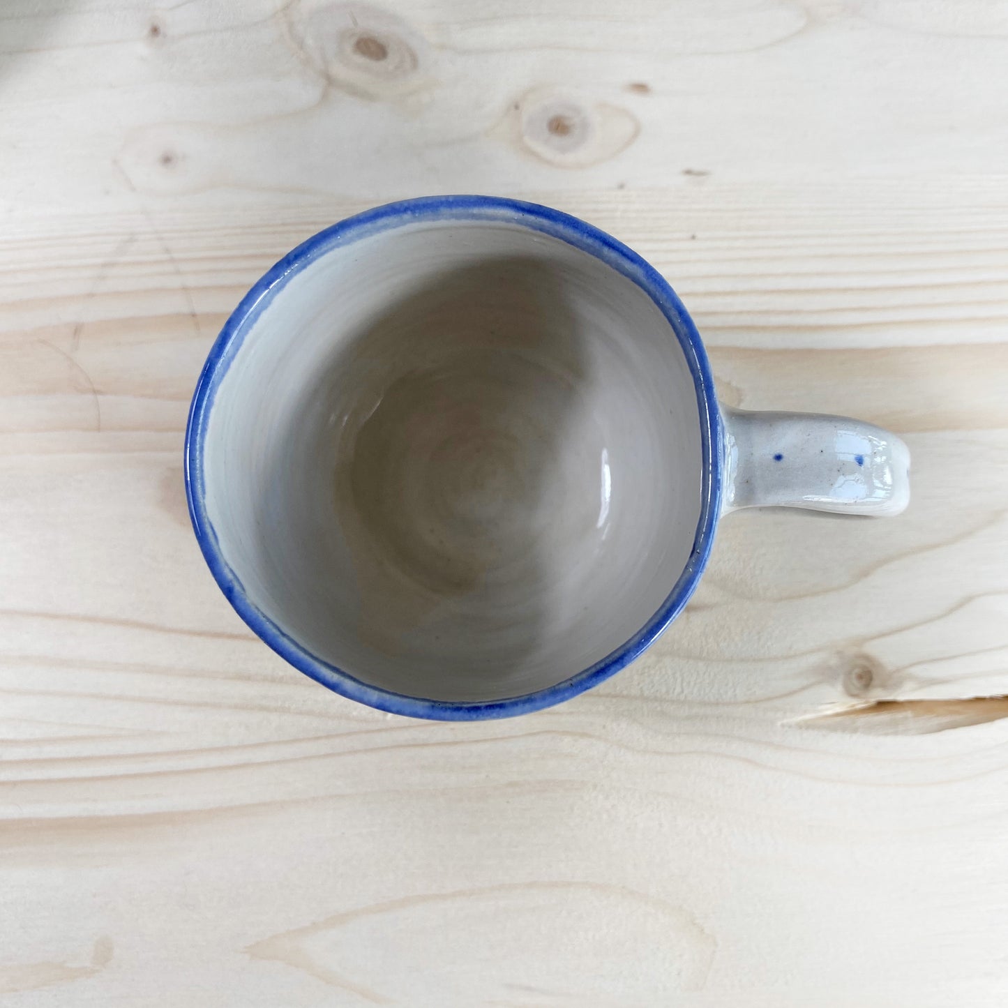 Tasse mit blauen Blüten