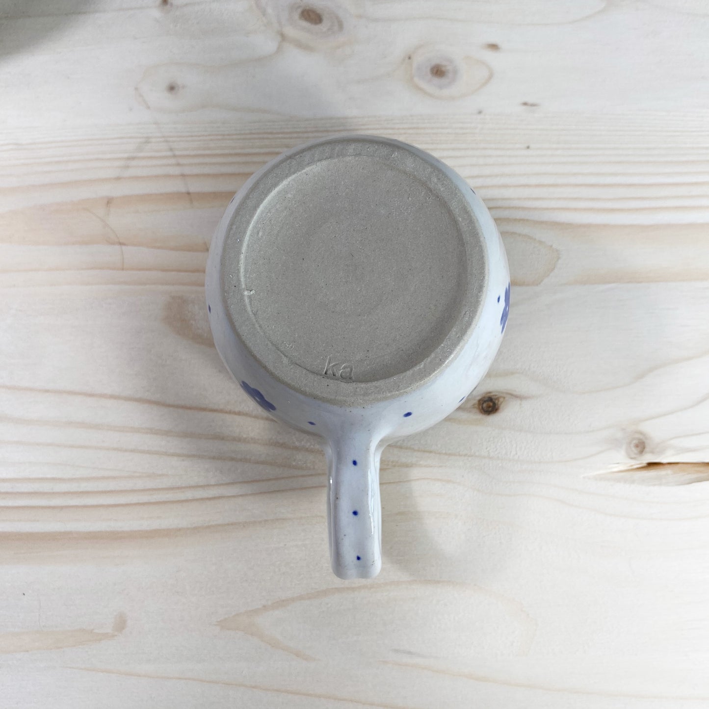 Tasse mit blauen Blüten