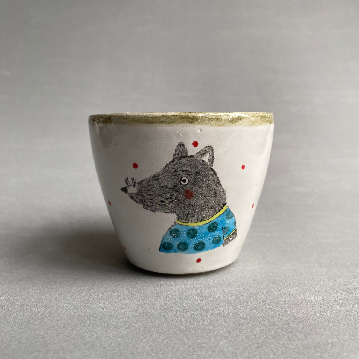Becher "Wolf mit blauem T-Shirt"