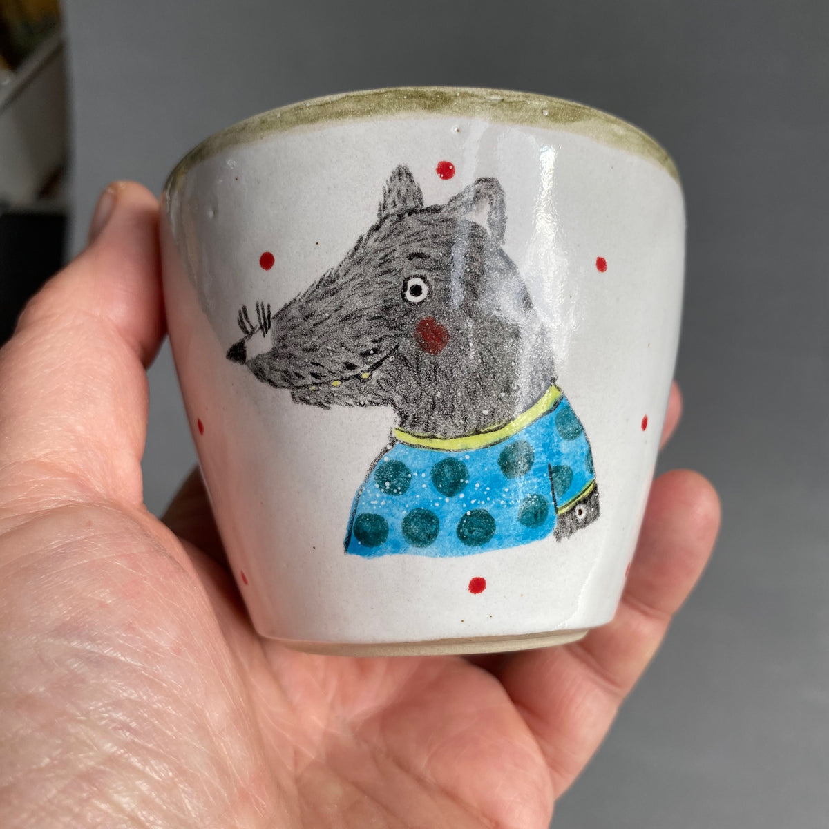 Becher "Wolf mit blauem T-Shirt"
